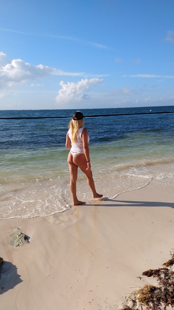 foto loira em resort liberal Desire Cancun