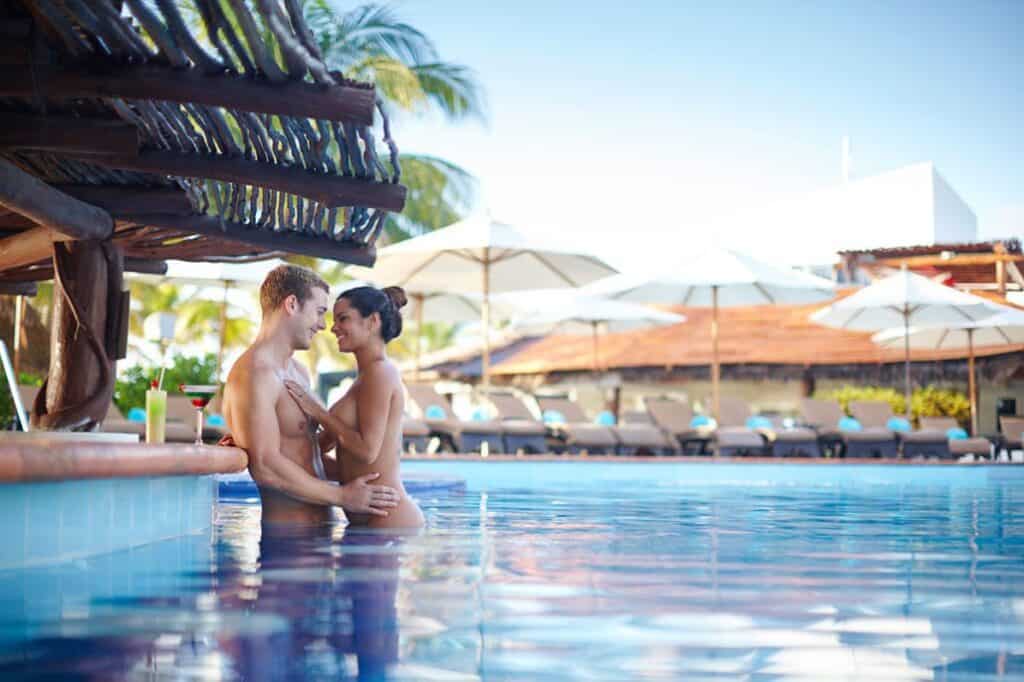 desire pearl pool couple 03