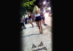 marina passeando no calçadão