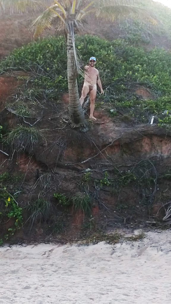 Marcio Wolf posando no coqueiro da praia naturista de Tambaba