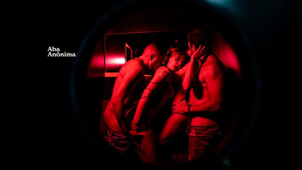 casais fazendo swing no glory hole