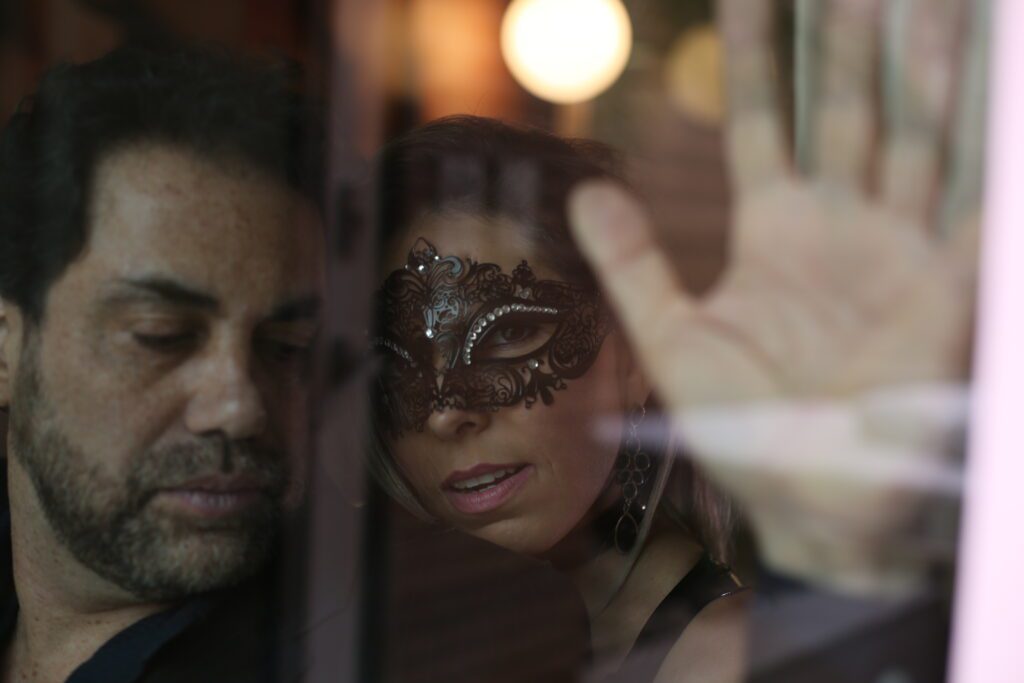 casal sensual em baile de máscara.