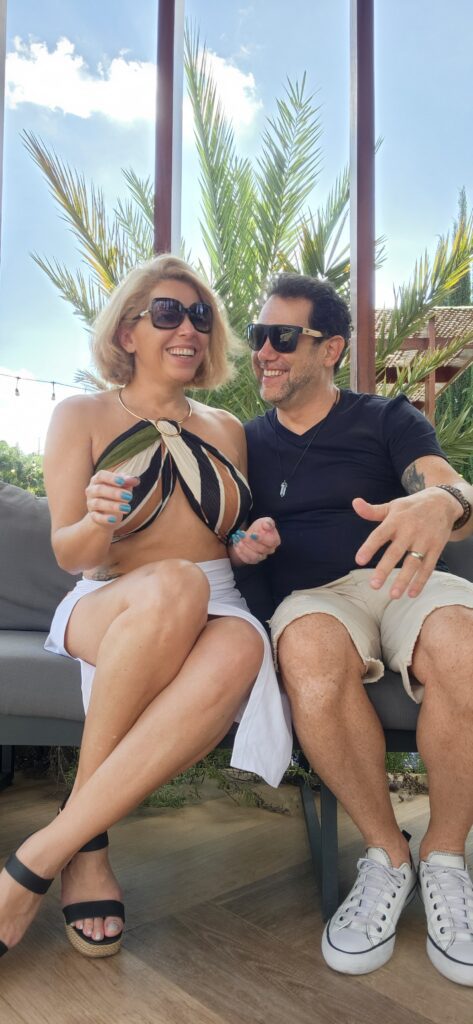 casal liberal cria Autorizados, imersão no swing para casais iniciantes em motel de São Paulo